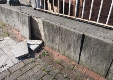 Pasadizo en estado lamentable