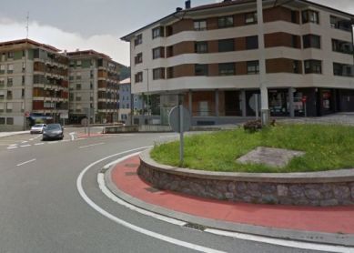 Derrapando en la rotonda Txanbolin