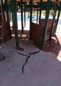 Deterioro del pavimento anti-golpes del Parque de Araba