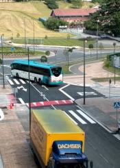 Autobuses que invaden el otro carril 