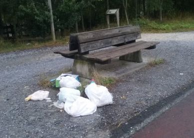 Basura y suciedad en el pantano de Urkulu
