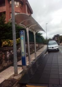 Faltan asientos en la marquesina 