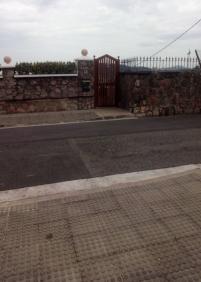 Faltan   por pintar desde  hace  años  las  líneas  blancas  del paso  de cebra   en  Duque  de  Baena  41 de Donostia