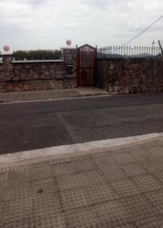 Faltan   por pintar desde  hace  años  las  líneas  blancas  del paso  de cebra   en  Duque  de  Baena  41 de Donostia