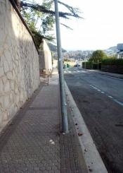 Farola  tumbada  por algún golpe, supone  un peligro,   en  el paseo  de Beloka