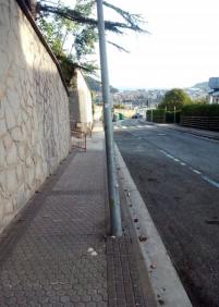 Farola  tumbada  por algún golpe, supone  un peligro,   en  el paseo  de Beloka