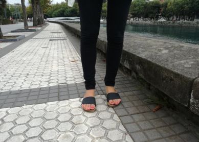 Pretil bajo junto a parque infantil en Paseo del Urumea