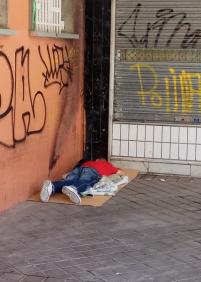 Siguen utilizando el porche de la Plaza del Sauce para dormir