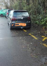 Coches mal aparcados en el polígono 27