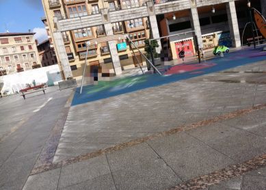 Columpio en plaza Esmaltería.