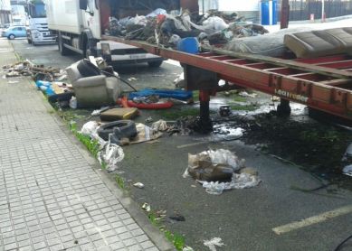 Basura en acera y aparcamiento