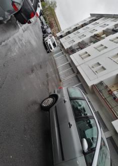 Coches mal aparcados alrededor del polideportivo