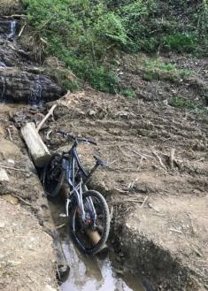 Socavón en la bajada de Asurtza a Unbe 