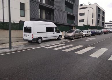 Vehículos que aparcan donde quieren...