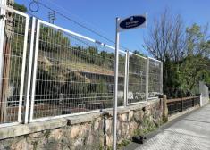 Barandilla peligrosa en paseo zorroaga