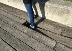 Suelo peligroso en escultura de Oteiza, Paseo Nuevo.