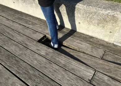 Suelo peligroso en escultura de Oteiza, Paseo Nuevo.