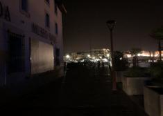 El muelle de Donosti a oscuras.