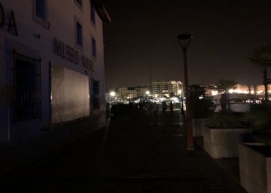 El muelle de Donosti a oscuras.