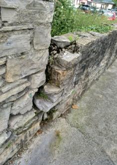 Muro a punto de caerse