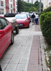 Coches ocupando acera