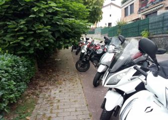 Poda y motos en el campo de fútbol de Puio 