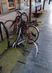 Bicicletas achatarradas decorando la ciudad