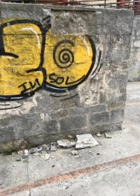 Losetas de piedra que caen de un muro