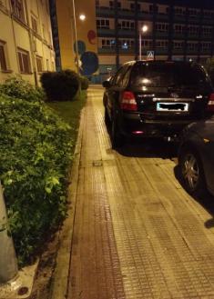 Coches encima de la acera