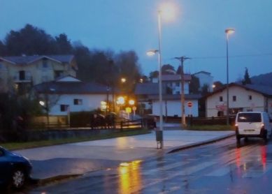 Marquesina de bus en la subida al cementerio.
