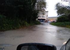 'Piscina' en accesos al club Arraun Lagunak