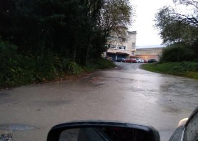 'Piscina' en accesos al club Arraun Lagunak