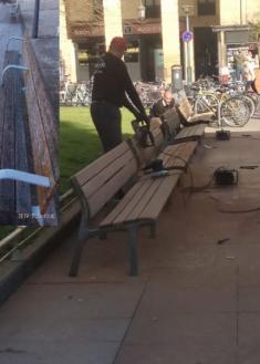 Adecentando los bancos del Boulevard 