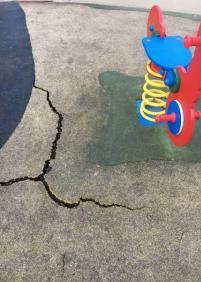 Suelo de parque infantil Pío Baroja en pésimo estado