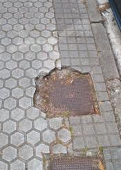 Desperfecto en la acera y caída