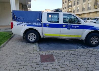 Txalo bero bat Bergarako udaltzainei