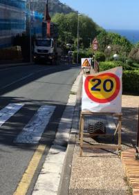 Calle palacio, acera bloqueada