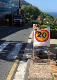 Calle palacio, acera bloqueada