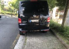 Coche aparcado en medio de una acera 