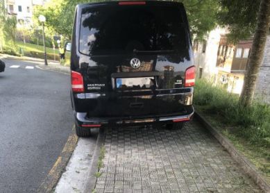 Coche aparcado en medio de una acera 