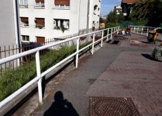 Puntas de lanza junto parque infantil