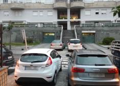 Coches aparcados en la acera en Usurbil