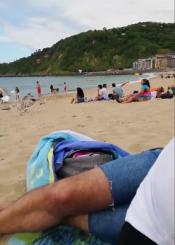 Echar comida a destajo a las gaviotas en la playa 