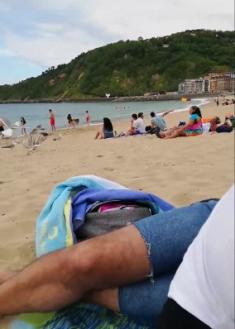 Echar comida a destajo a las gaviotas en la playa 