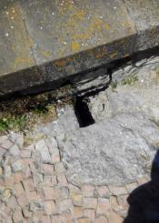 Agujero peligroso en la plataforma superir del Pico del Loro Dirección: Parque del Palacio Miramar 18 Kontxa Pasealekua, 20007 