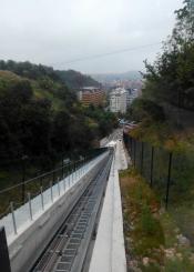 Ascensor inclinado   que sube de Morlans a la rotonda  del  paseo de  Izotegi  
