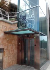 Ascensor que une Pío Baroja con paso de yate pintorrojeado desde hace meses