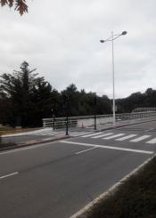 Barreras señalizadoras abandonadas después de terminar la obra de los semáforos en vial de Izotegi