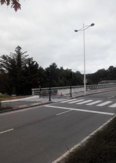Barreras señalizadoras abandonadas después de terminar la obra de los semáforos en vial de Izotegi