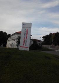 Mega Cartel señalizador de la Oficina Municipal de  Fomento de Donostia: Es desmesurado y rompe la armonía urbanística